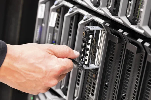 Técnicos de TI reparando disco rígido no servidor no data center — Fotografia de Stock