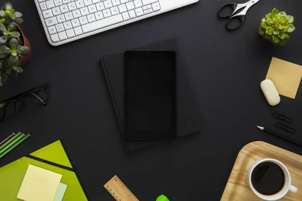 Digitale Tablet omgeven door Office Supplies op grijze Bureau — Stockfoto
