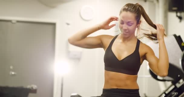 Lachende en gerichte vrouw liften gewichten op fitness sportschool — Stockvideo