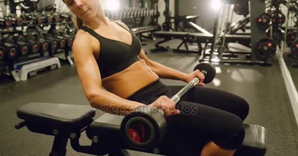 Sportliche Frau trainiert Brustmuskulatur am Bankautomaten im Fitnessstudio — Stockvideo