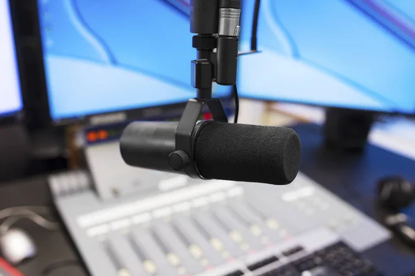 Microfone na estação de rádio moderna estúdio de radiodifusão — Fotografia de Stock