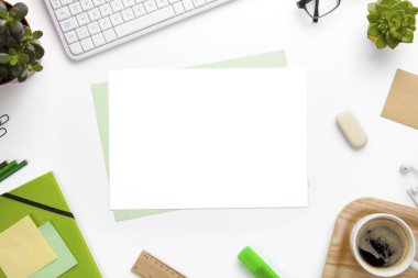 Boş sayfalar beyaz Resepsiyon ofis malzemeleri ile çevrili