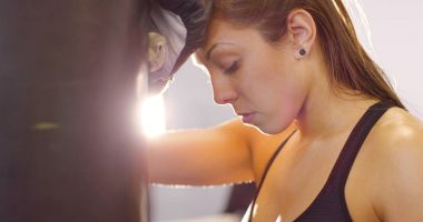 Kollarında kum torbası ile istirahat kadın boksör