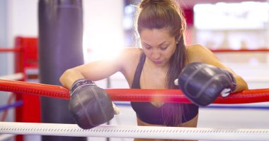 Kollarında halka ipler ile istirahat kadın boksör