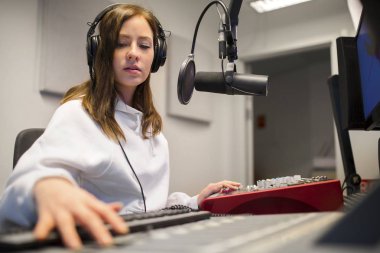Studio kulaklık giyen Focsued radyo ev sahibi