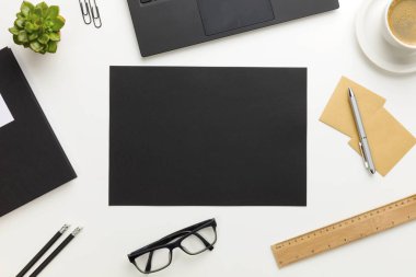 Modern beyaz Ofis Masası Center'da siyah kağıt ile Üstten Görünüm