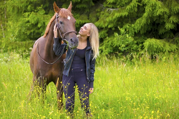 Mujer joven con su caballo árabe de pie en el campo — Foto de Stock