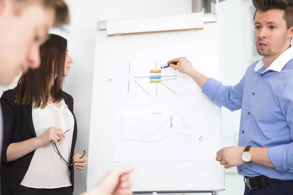 Executive Explaining Chart To Colleagues In Office — Stock Photo, Image