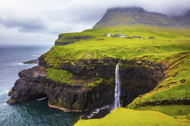 Faroe Adaları ve köyün Gasadalur dramatik şelale