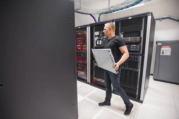 Det ingenjör bär bladserver medan promenader i Datacenter — Stockfoto