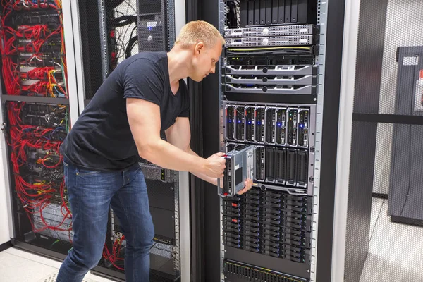 Ingeniero informático que instala el servidor Blade en el centro de datos — Foto de Stock