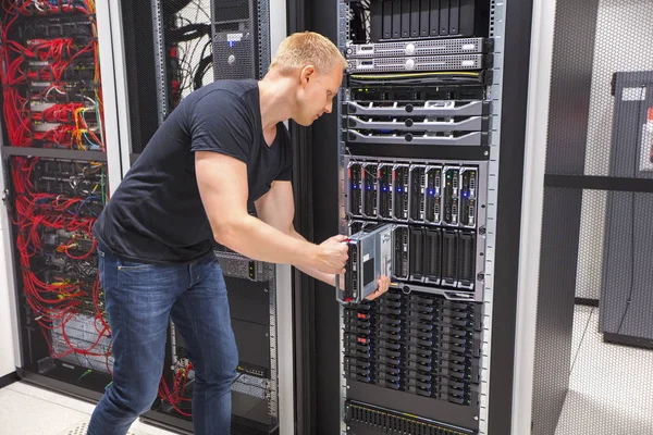 Engenheiro de Computação Instalando Servidor de Lâmina Em Datacenter — Fotografia de Stock