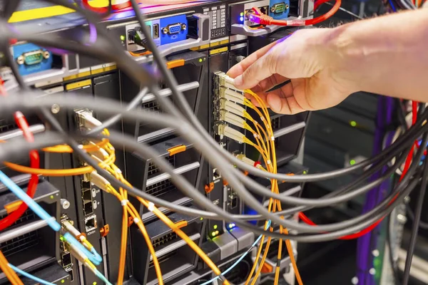 Inserimento del cavo in fibra ottica nel datacenter — Foto Stock