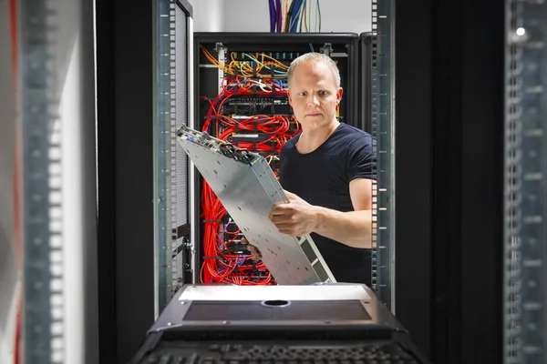 IT-Ingenieur arrangiert Server im Rechenzentrum — Stockfoto