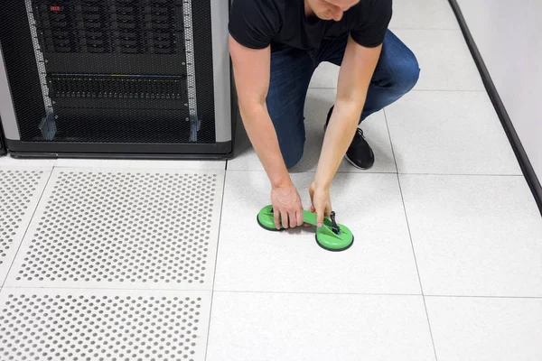 Engineer Lifting Floor Tile Using Vacuum Suction Cups In Datacen — Stock Photo, Image