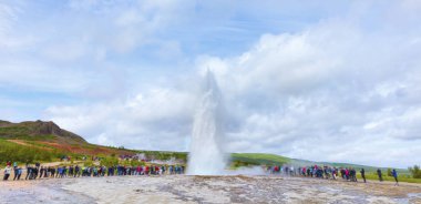 İzlanda'daki Strokkur Şofben, büyük patlama