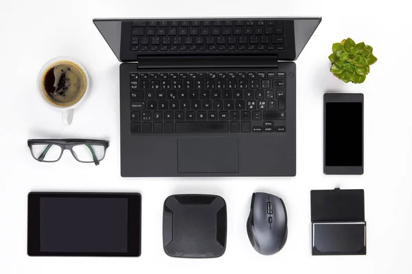 Verschillende apparaten gerangschikt op witte Bureau — Stockfoto