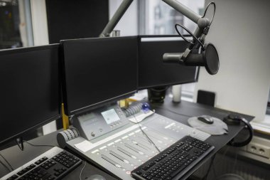 Monitörler ve mikrofon üzerinden radyo Studio tablo