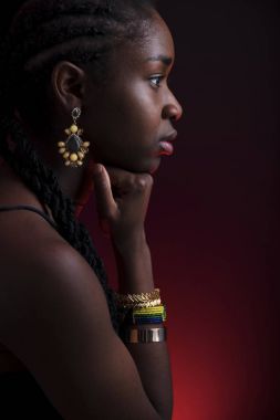 Renkli ve yaratıcı yan görünümü koyu tenli Afrika kadın portresi