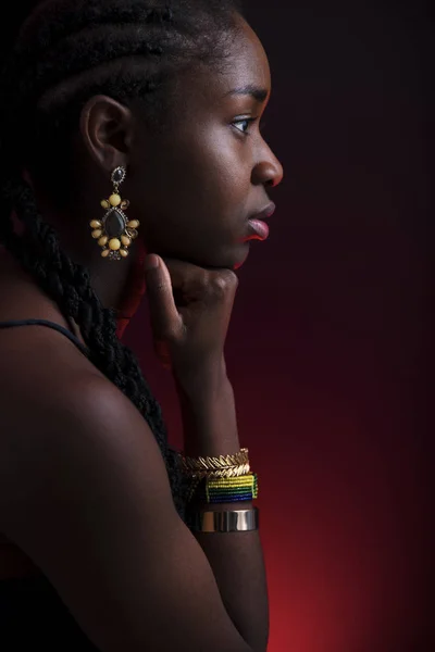 Retrato lateral colorido y creativo de mujer africana con piel oscura — Foto de Stock