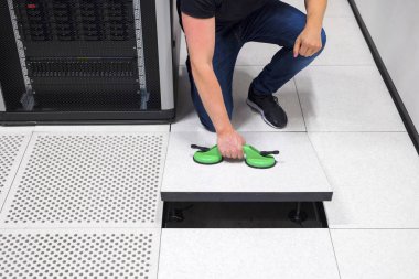 Datac emme fincan kullanarak zemini çekerek bilgisayar mühendisi