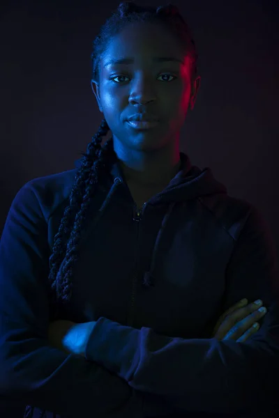 Темно-кольоровий портрет впевненої африканської жінки з темною шкірою — стокове фото