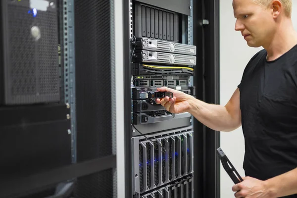 IT-Ingenieur installiert Festplatte im Rack-Server — Stockfoto