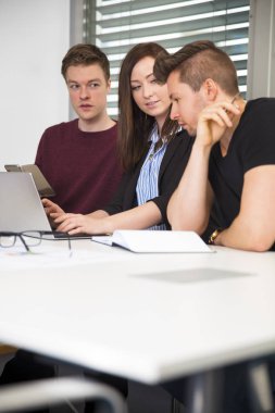 Resepsiyon ofiste çalışan iş adamları