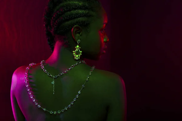 Barevný a kreativní portrét afrických ženách s tmavou pletí — Stock fotografie