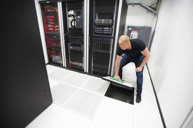 Bilgisayar mühendisi zemini Datac emme fincan kullanarak kaldırma