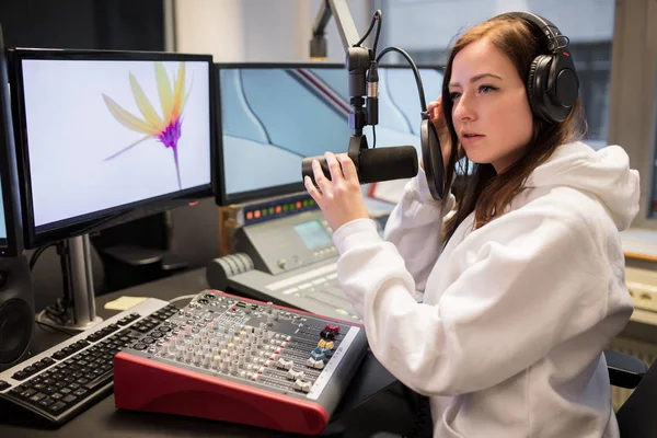 Ev sahibi ayarlama kulaklık ve mikrofon radyo Studi masada