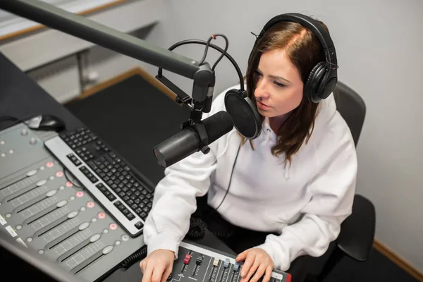 Radyo jokey Music Mixer mikrofon iletişim sırasında kullanarak