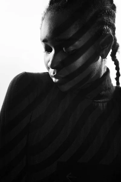 Las rayas creativas claras de la proyección a la mujer hermosa con la piel oscura — Foto de Stock