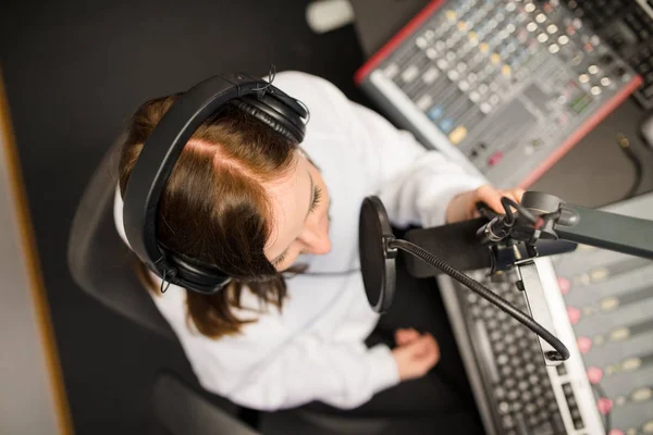 Direkt über Aufnahme eines Radiojockeys mit Mikrofon und Kopfhörer — Stockfoto