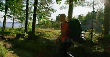 Etkin adam ormanda deniz kenarında günbatımında hiking.