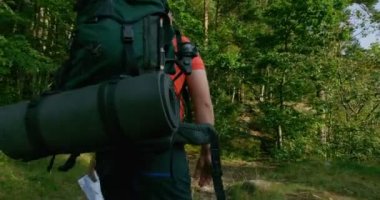 Etkin adam güzel dağ manzarası içinde günbatımında hiking büyük sırt çantası ile