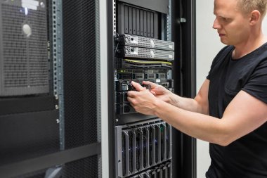 Erkek teknisyen veri merkezinde sabit sürücünün takılması