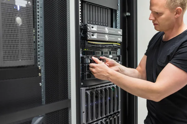 Erkek teknisyen veri merkezinde sabit sürücünün takılması
