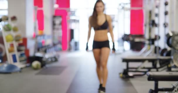 Porträtt av aktiva fitness kvinnans midja och vältränade mage — Stockvideo