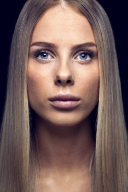 Sarışın, güzel bir genç kadın.