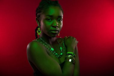 Duygulara hitap eden Bayan Takı kırmızı arka plan üzerinde giyen