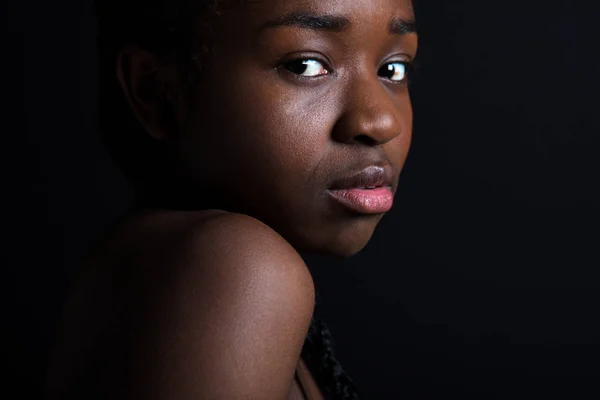 Modelo femenino seguro sobre fondo negro — Foto de Stock