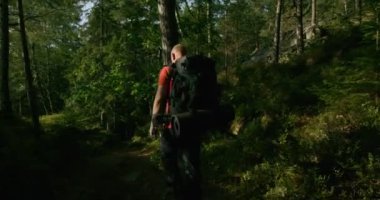 Sarp dağlarda günbatımı hiking büyük sırt çantası ile etkin adam