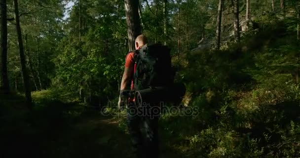 Actieve man met grote rugzak wandelen in de steile bergen bij zonsondergang — Stockvideo