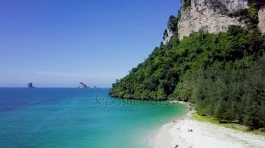 Krabi Tayland Adası'nda güzel plaj üzerinde uçan