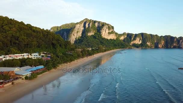 Survoler la belle plage de Krabi en Thaïlande 