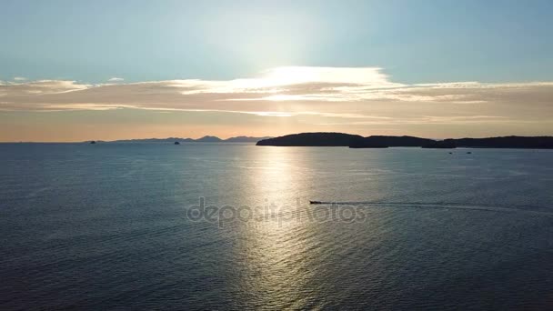 Barca a coda lunga al tramonto nel bellissimo oceano di Krabi, Thailandia — Video Stock