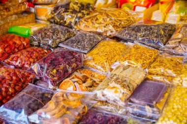 Çeşitli yerel pazarda Satılık kuru gıda Paketli