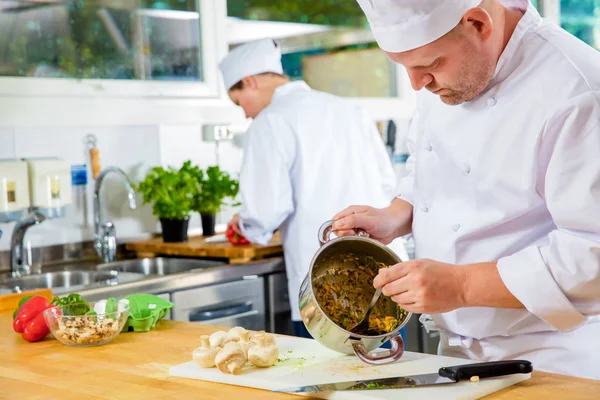 Chefs profesionales hace platos de comida en la cocina grande — Foto de Stock