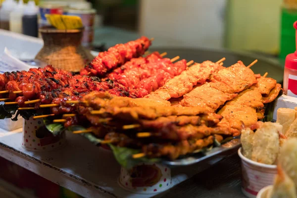 Carne en salchichas en el puesto de mercado —  Fotos de Stock